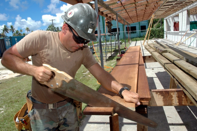 ebeniste-ROQUEBILLIERE-min_worker_construction_building_carpenter_male_job_build_helmet-893290